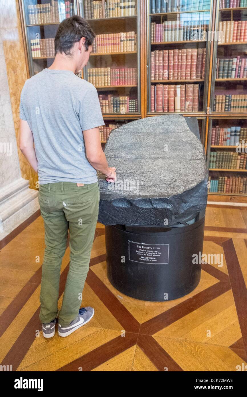 Vereinigtes Königreich, London, Bloomsbury, das British Museum, die Erleuchtung Galerie, Rosetta Stone (Rekonstitution) Stockfoto