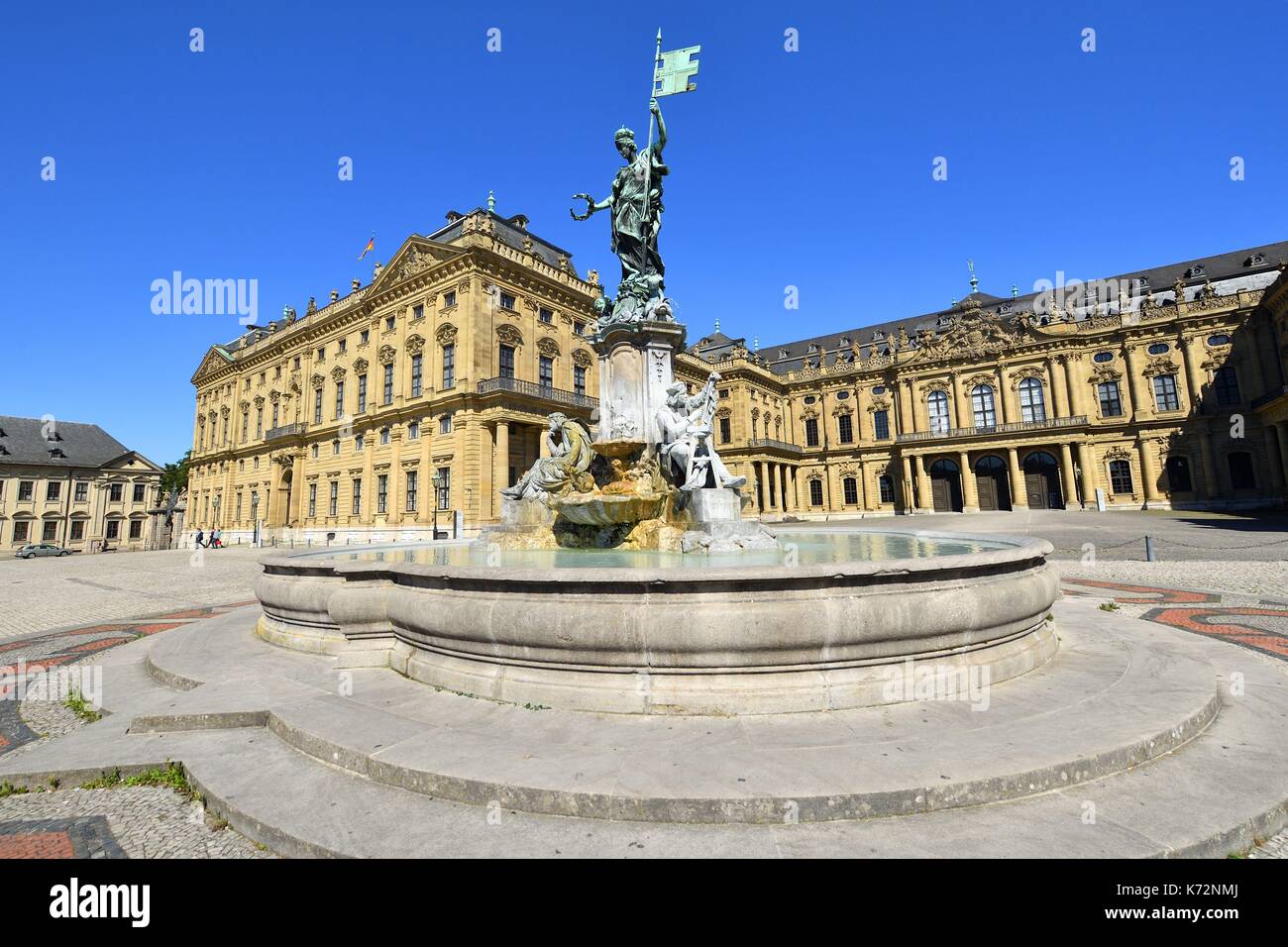 Deutschland, Bayern, Oberfranken Region, Würzburg, Residenzplatz, Abbildung des Bildhauers Tilman Riemenschneider, Franken Brunnen () Frankoniabrunnen vor der Residenz WŸrzburg des achtzehnten Jahrhunderts (Residenz), Barock, als Weltkulturerbe von der UNESCO Stockfoto