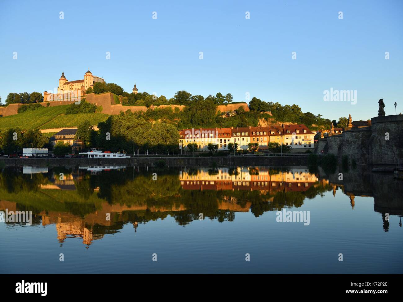 Deutschland, Bayern, Oberfranken Region, Würzburg, den Main und die Festung Marienberg Stockfoto