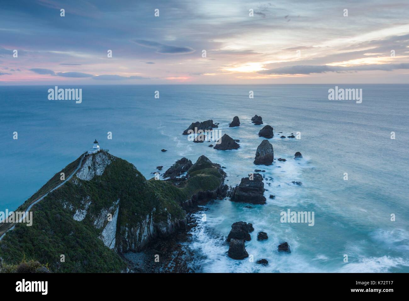 Neuseeland, Südinsel, Southland, The Catlins, Nugget Point, Nuggett Point LIghthouse, erhöhten Blick, Morgendämmerung Stockfoto