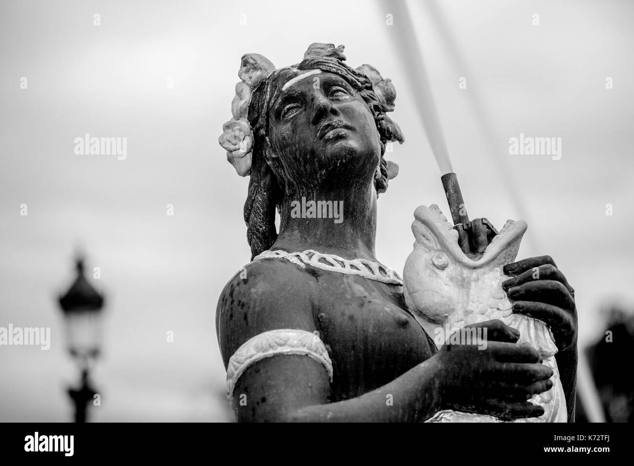 Nahaufnahme der Fontaine des Mers auf dem Place de la Concorde in Paris, Frankreich Stockfoto