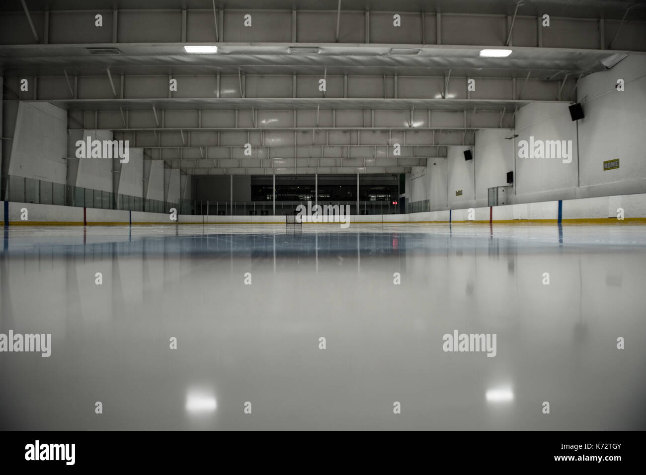 Leere beleuchtete Ice Hockey Rink Stockfoto