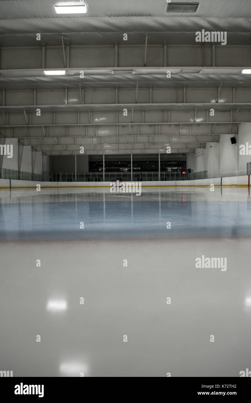 Beleuchtete leeren Ice Hockey Rink Stockfoto