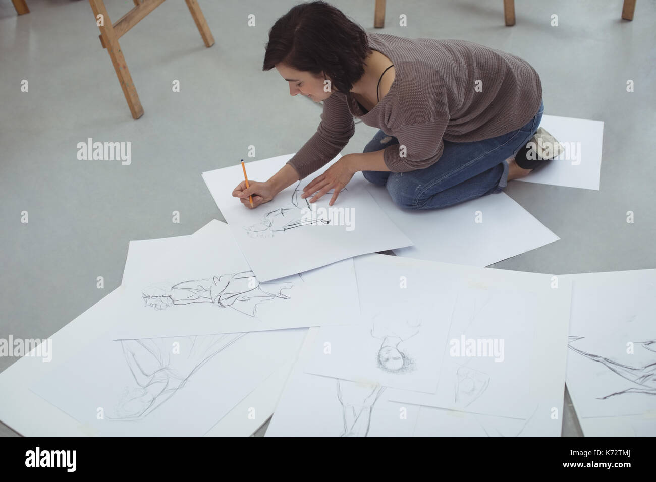 Artist Zeichnung Skizze auf Papier in art studio Stockfoto