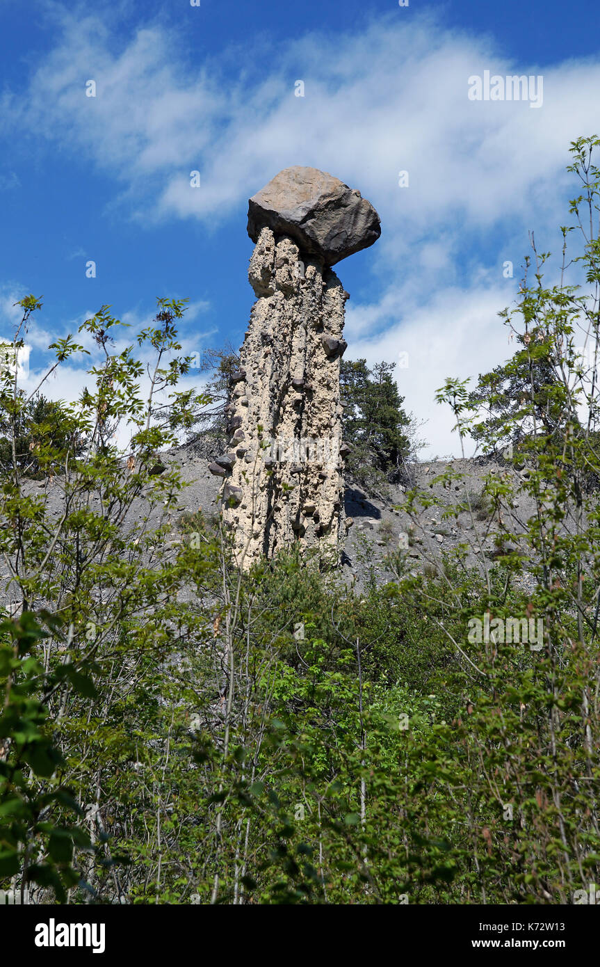 Blick auf die geologische Formation 'les demoiselles coiffees' in der Nähe des Sees von Serre-Poncon, in Südfrankreich. Stockfoto