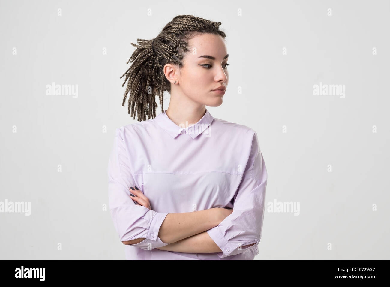 Brustbild der schönen Frau tragen weiße Bluse beiseite. Stockfoto