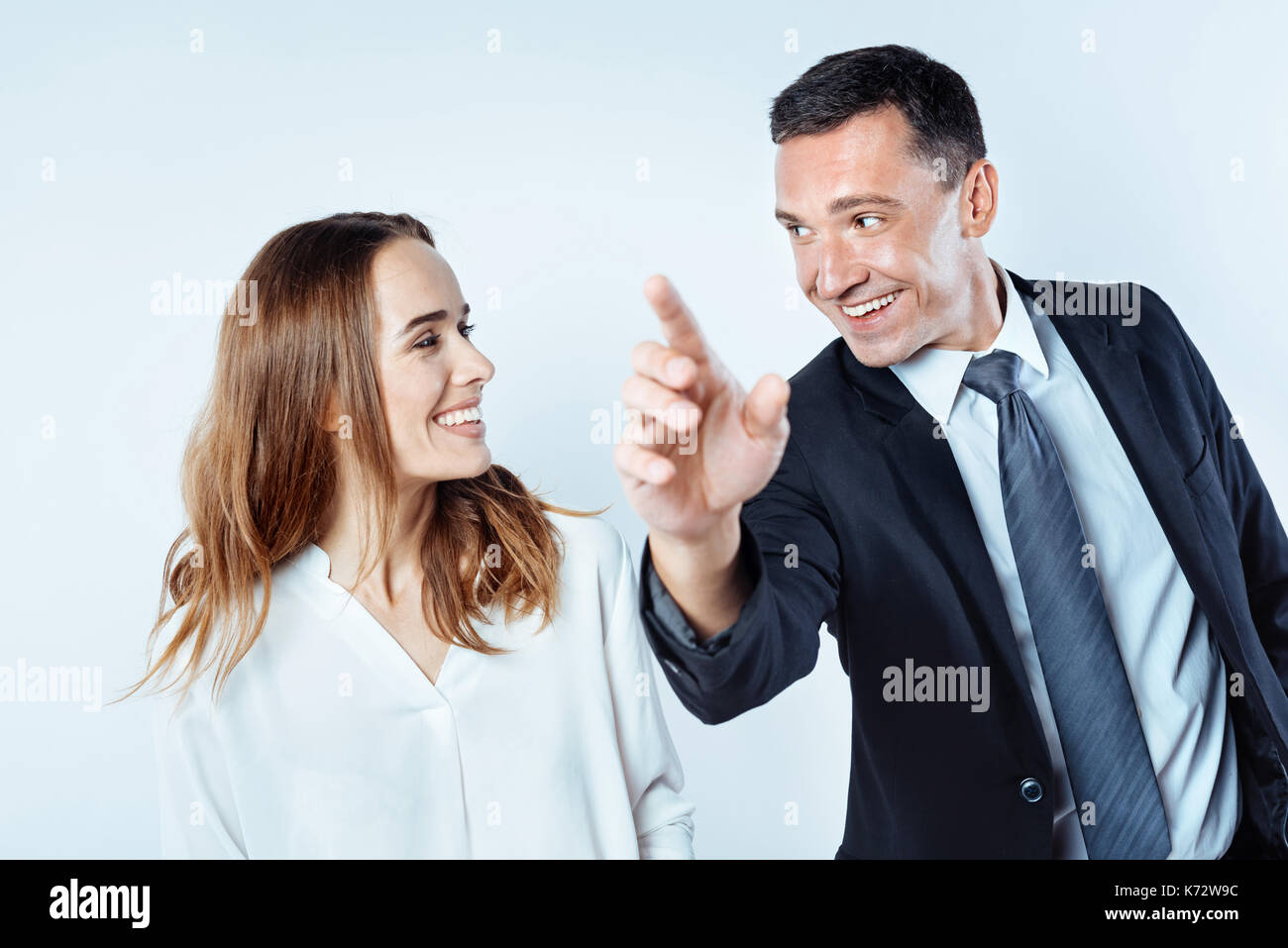 Unterstützende Kollegen etwas diskutieren über Hintergrund Stockfoto