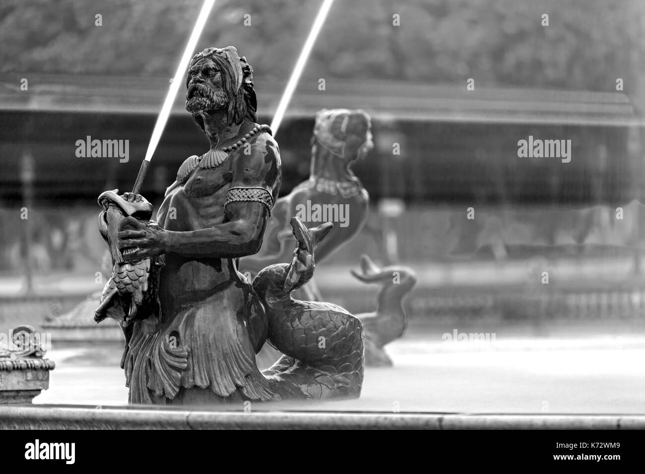 Nahaufnahme der Fontaine des Mers auf dem Place de la Concorde in Paris, Frankreich Stockfoto