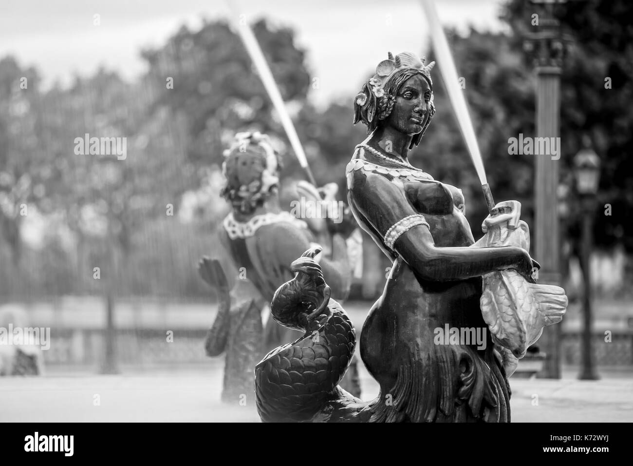 Nahaufnahme der Fontaine des Mers auf dem Place de la Concorde in Paris, Frankreich Stockfoto