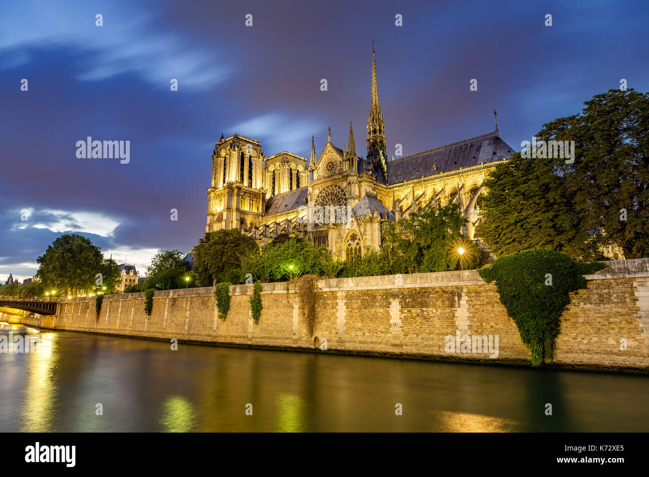 Notre Dame und die seine in Paris bei der Abenddämmerung Stockfoto