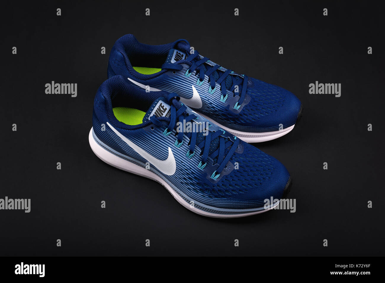 BURGAS, Bulgarien - September 6, 2017: Nike Air Zoom Pegasus 34 Damen  Laufschuhe in Blau auf schwarzem Hintergrund. Nike ist eine globale Sport  Kleidung und Stockfotografie - Alamy