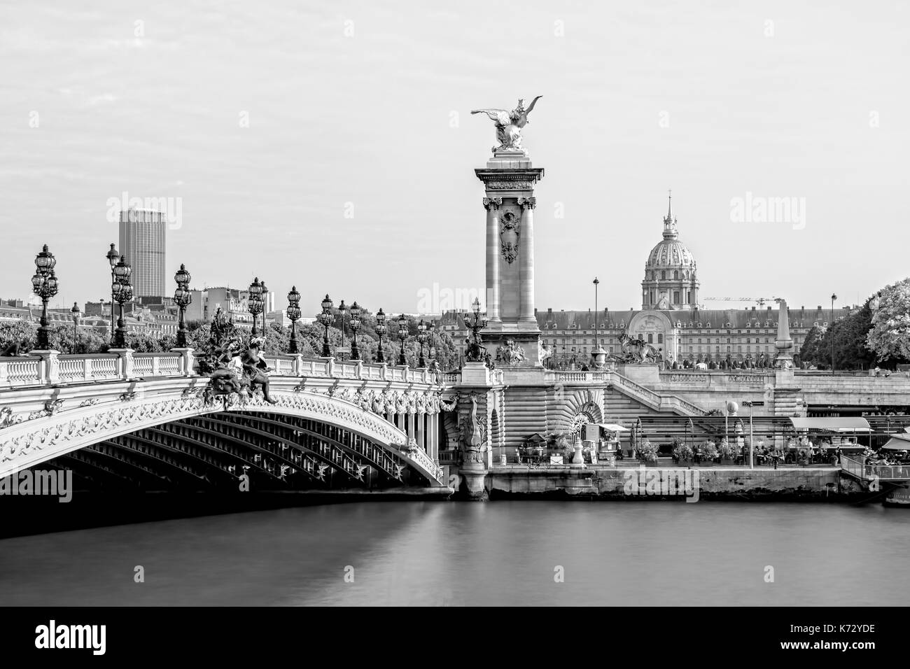 Pont Alexandre III und dem Hôtel des Invalides Stockfoto