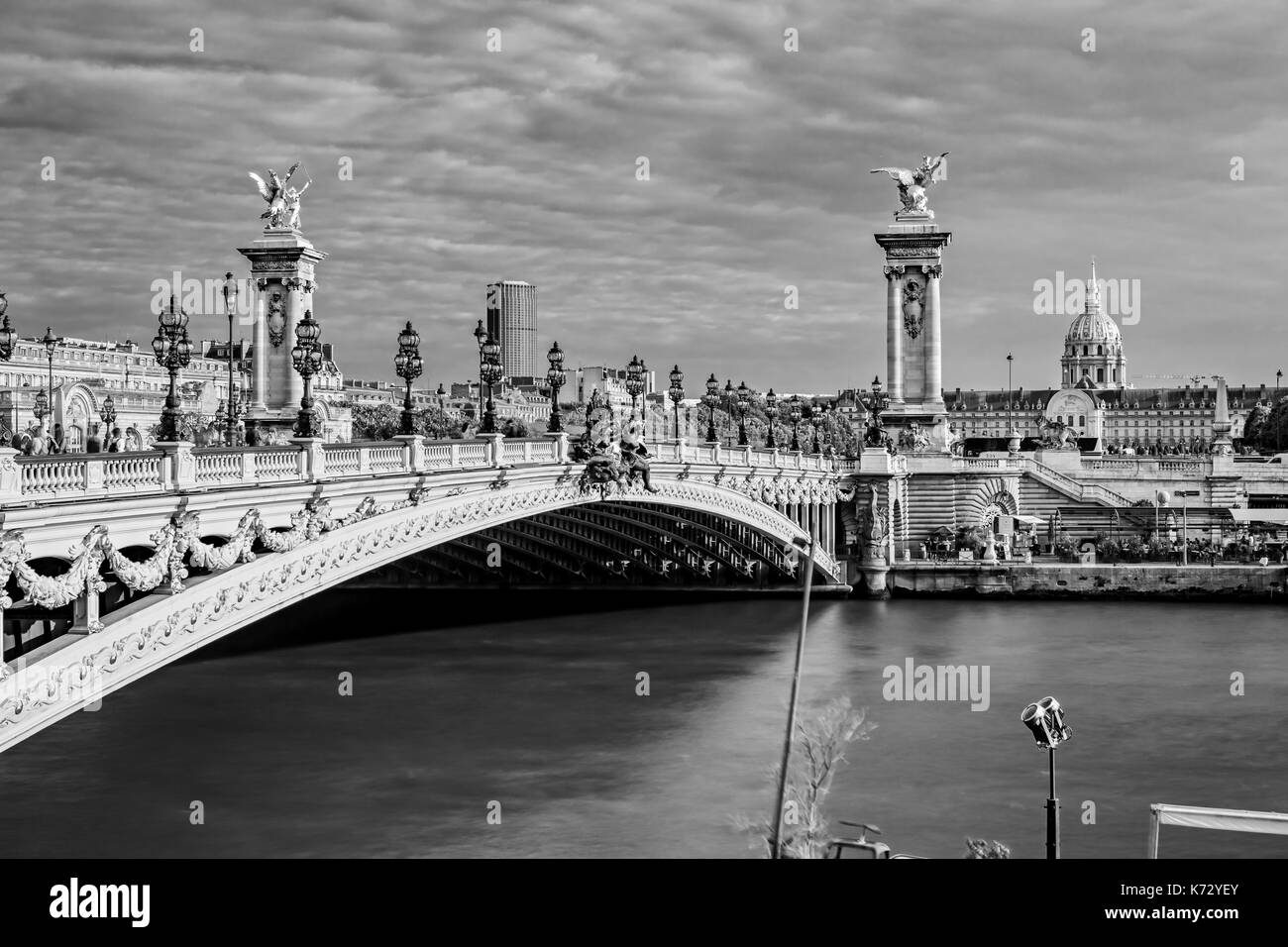 Pont Alexandre III und dem Hôtel des Invalides Stockfoto