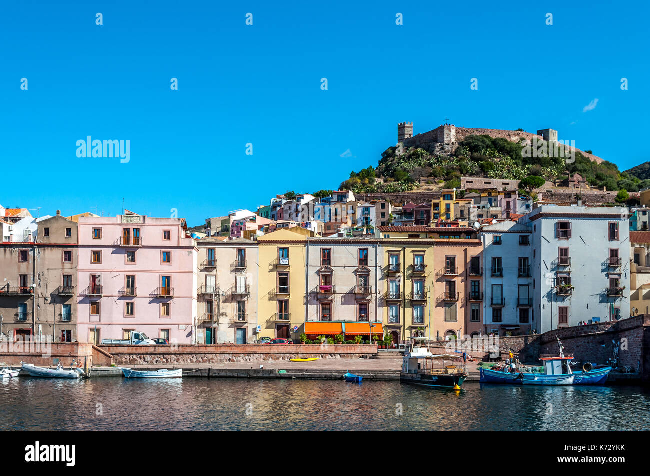 Ansicht des alten Dorfes Bosa am Fluss Temo an einem sonnigen Morgen Sommer - Sardinien - Italien Stockfoto