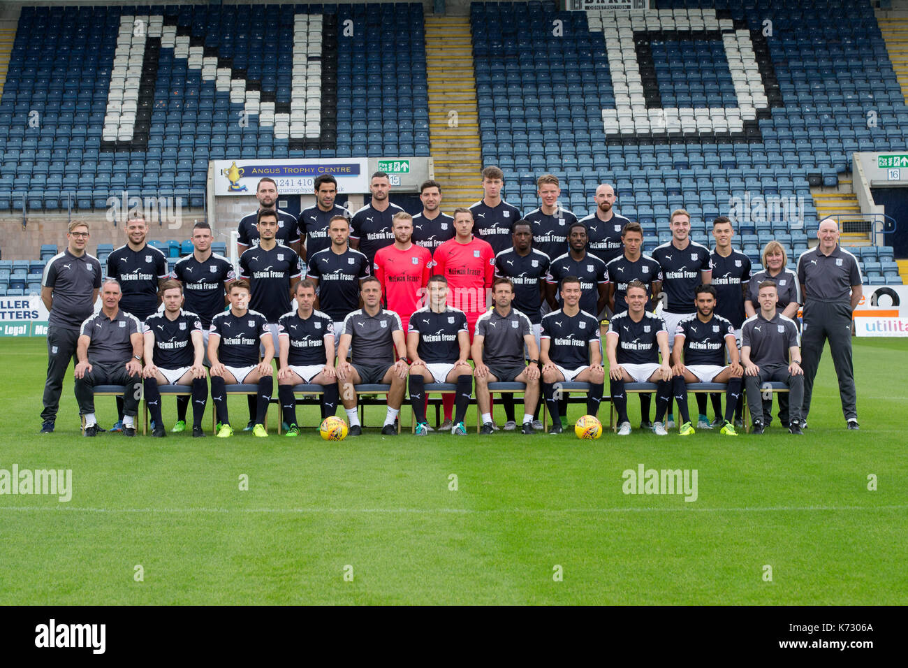 Kader des FC Dundee für 2017-18; hintere Reihe von links nach rechts - James McPake, Sofien Moussa, Marcus Haber, Kostadin Gadzhalov, Jack Hendry, Mark O'Hara, Dundees James Vincent; mittlere Reihe von links nach rechts - Tommy Young (Leiter der Medien), Kerr Waddell, Randy Wolters, Julen Etxabeguren, Tom Hateley, Scott Bain, Elliott Parish, Glen Kamara, Roarie Deacon, Danny Williams, Kevin holt, Jesse Curran, Lorraine Noble (Kit-Koordinator), Gerry Docherty (Physiotherapeut); Front Row von links nach rechts - Bobby Geddes (Torwarttrainer), Craig Wighton, Lewis Spence, Paul McGowan, Graham Gartland (Assistant Manager), Darre Stockfoto