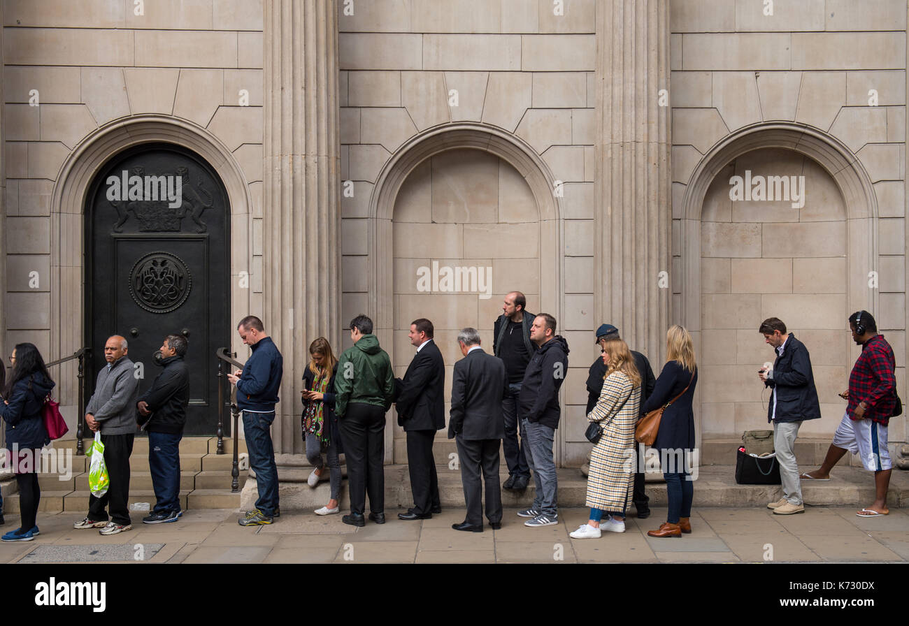 Menschen Warteschlange außerhalb der Bank von England in London, Geld für die neuen zehn Pfund Hinweis mit Jane Austen zu Exchange. Stockfoto