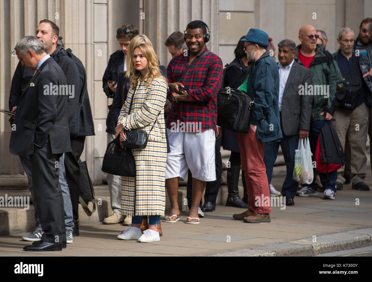 Menschen Warteschlange außerhalb der Bank von England in London, Geld für die neuen zehn Pfund Hinweis mit Jane Austen zu Exchange. Stockfoto