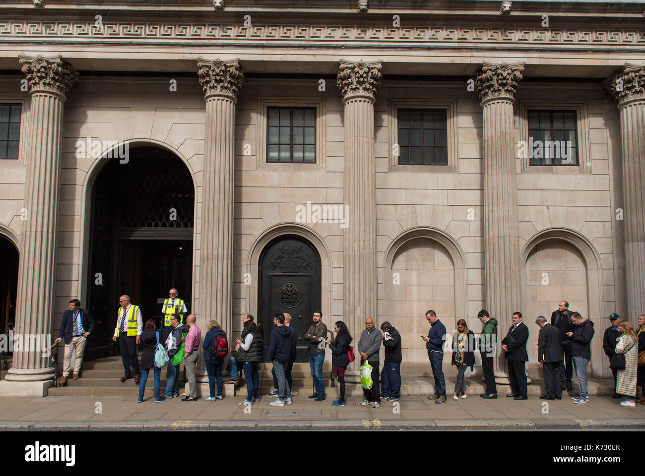 Menschen Warteschlange außerhalb der Bank von England in London, Geld für die neuen zehn Pfund Hinweis mit Jane Austen zu Exchange. Stockfoto