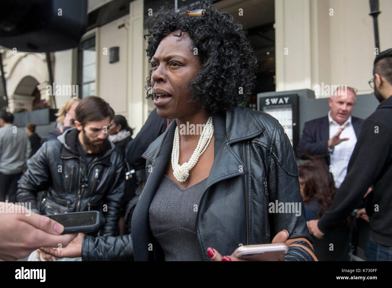 Yvette Williams, einen Koordinator für Gerechtigkeit 4 Grenfell, nachdem der erste vorläufige Anhörung im Grenfell Turm öffentliche Untersuchung, an der Connaught Zimmer im Zentrum von London. Stockfoto