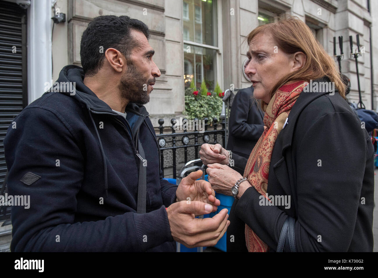 Sid-Ali Atmani, Bewohner und der Überlebenden der Grenfell Tower, Gespräche mit Emma Dent Coad, MP für Kensington, nachdem der erste vorläufige Anhörung im Grenfell Turm öffentliche Untersuchung, an der Connaught Zimmer im Zentrum von London. Stockfoto