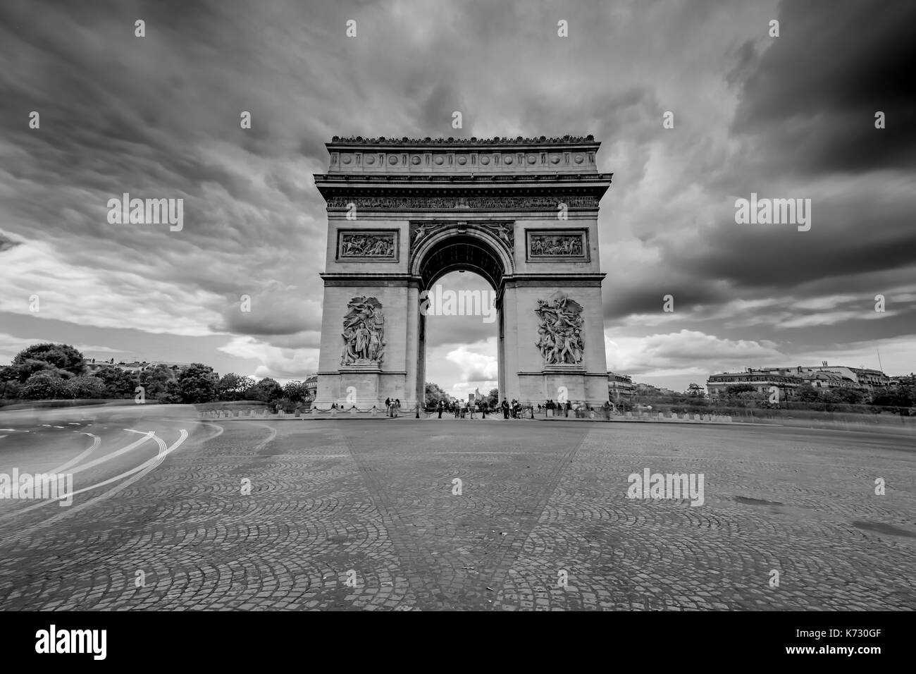 Dunkle Wolken über dem Triumphbogen in Paris, Frankreich Stockfoto