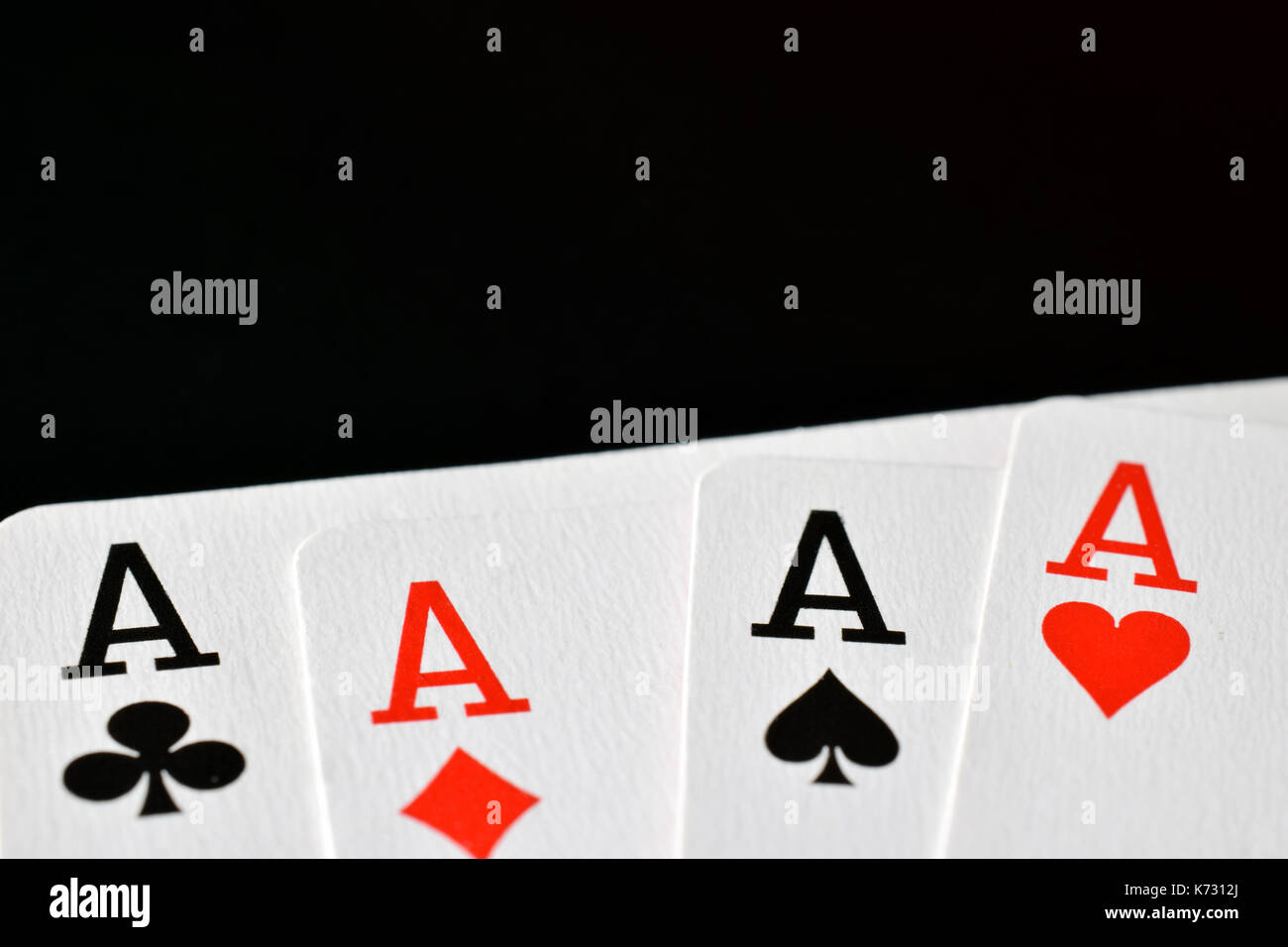 Poker Hand vier Asse schließen oben. Karten auf schwarze Oberfläche mit Platz für Text. Stockfoto