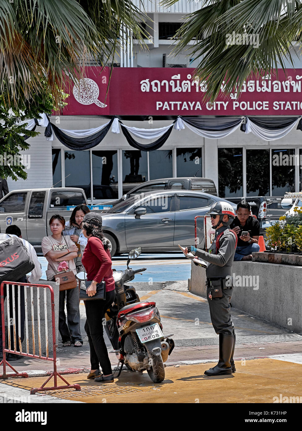 Thailändische Polizei. Autofahrer, der ein Ticket für Verkehrsverstöße von einem thailändischen Polizeibeamten erhält. Stockfoto
