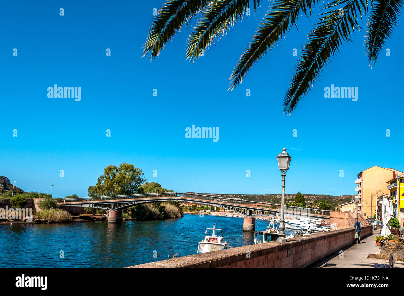 Ansicht des alten Dorfes Bosa am Fluss Temo an einem sonnigen Morgen Sommer - Sardinien - Italien Stockfoto