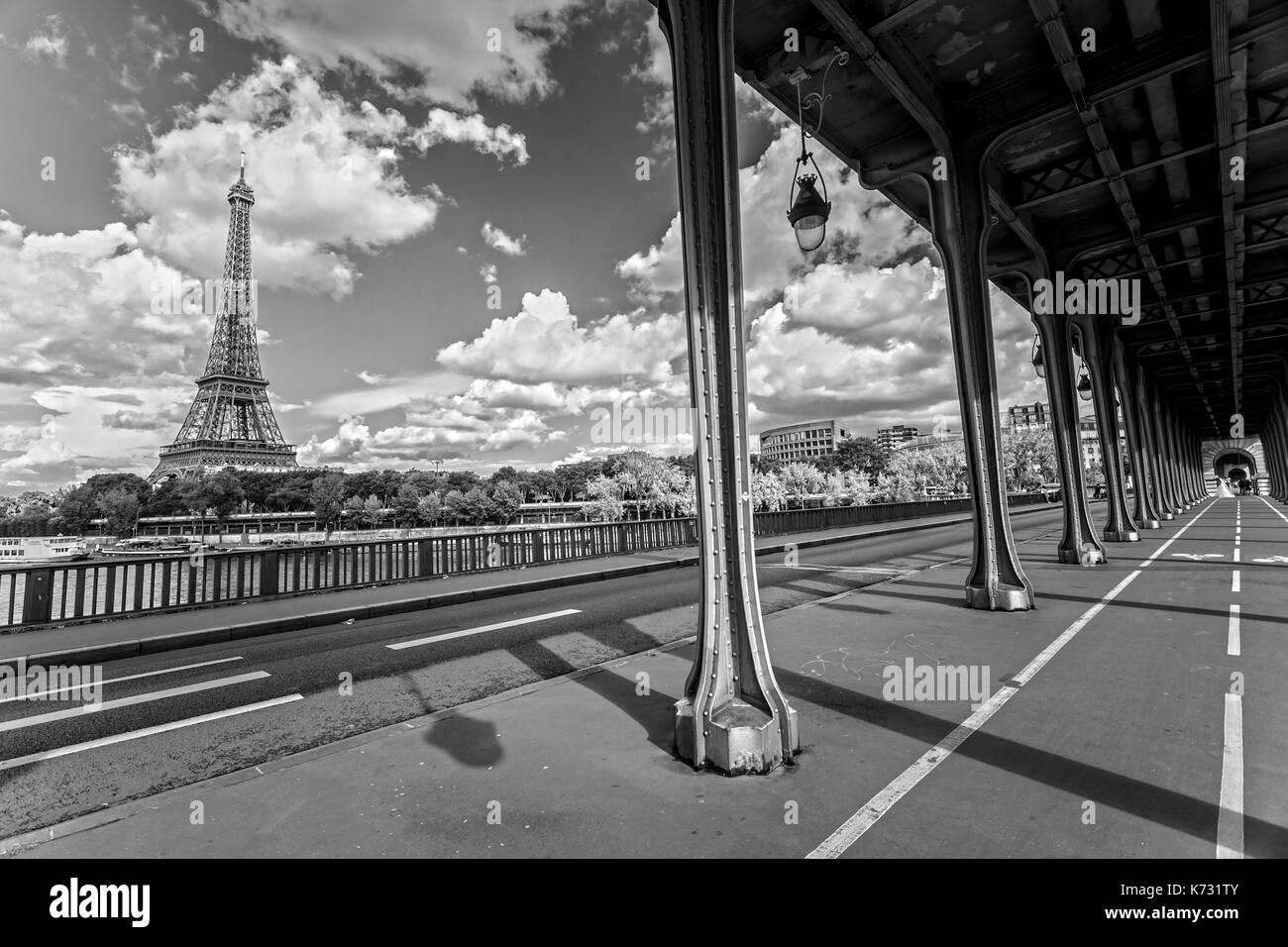 Der Eiffelturm als von einem Laufsteg gesehen Stockfoto