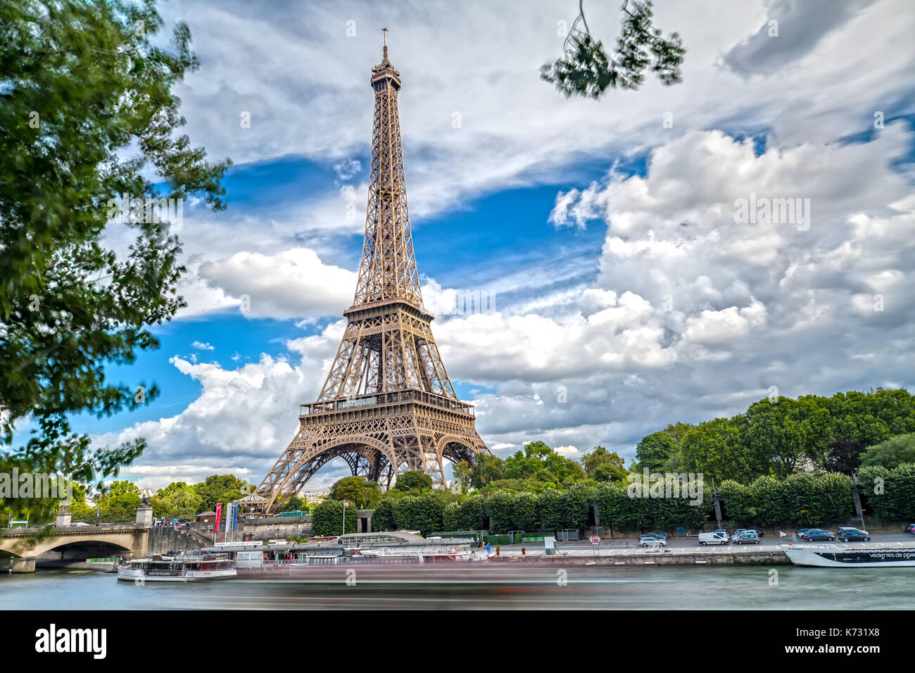 Blick auf den Eiffelturm in Paris. Stockfoto