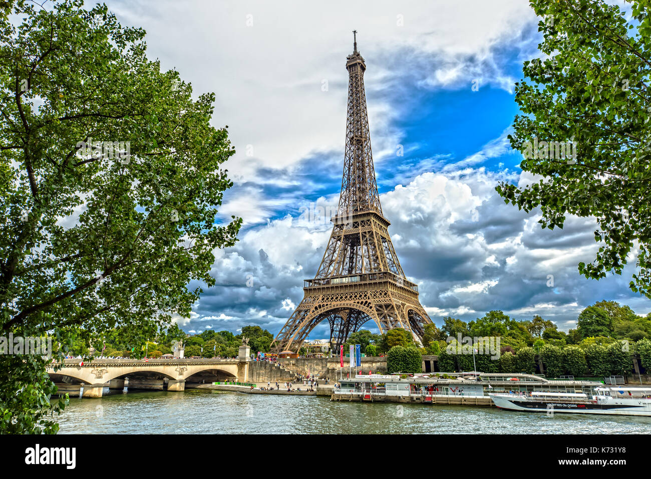 Blick auf den Eiffelturm in Paris. Stockfoto