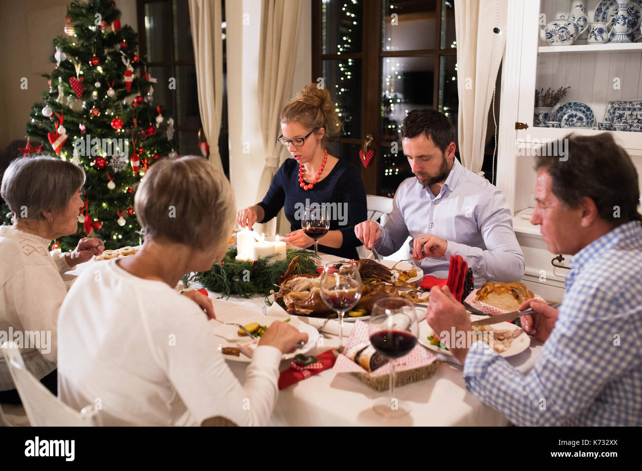 Schöne große Familie Weihnachten feiern. Stockfoto