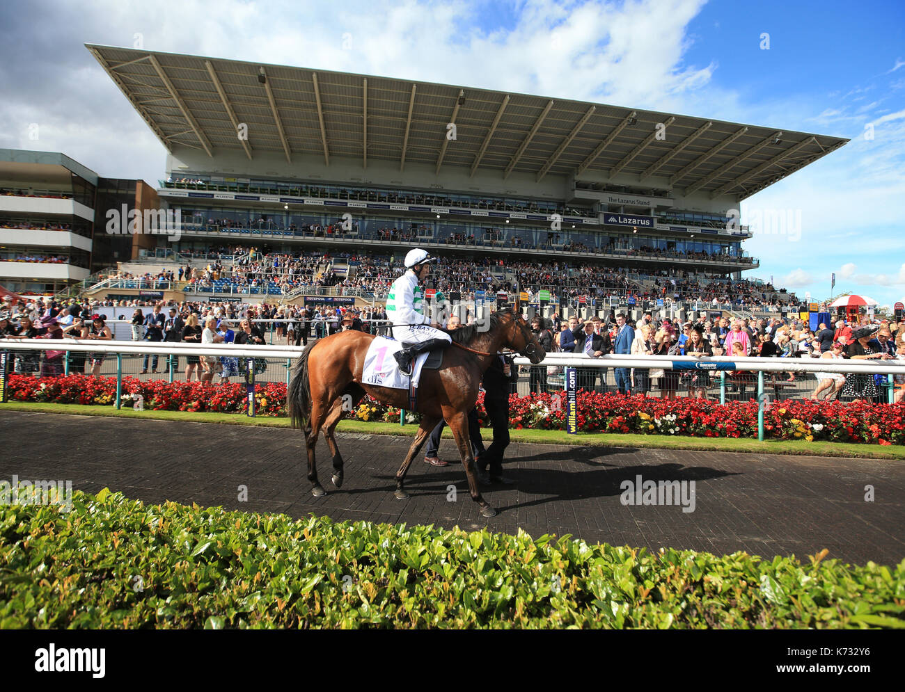 Alyssa geritten von Pat Dobbs Wanderungen vor der Tribüne nach dem Gewinn der DFS Park Hill Stakes bei Tag zwei Der William Hill St. Leger Festival in Doncaster Racecourse. Stockfoto