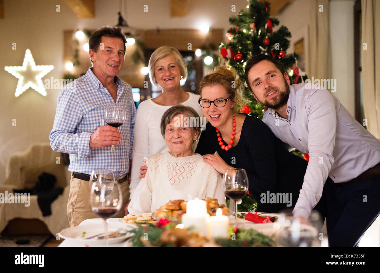 Schöne große Familie Weihnachten feiern. Stockfoto