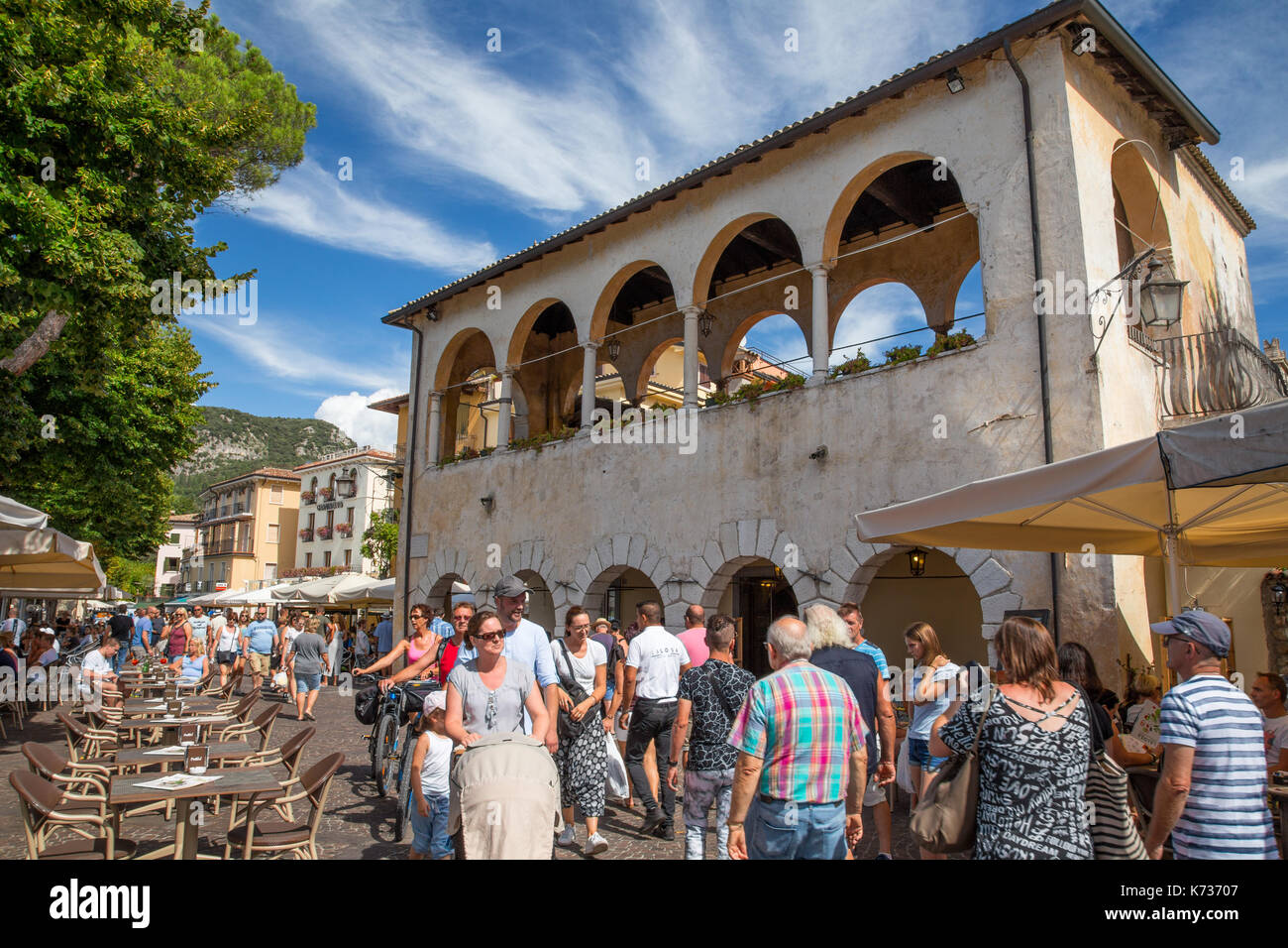 Gardasee Stadt am Markttag, Gardasee, Italien Stockfoto