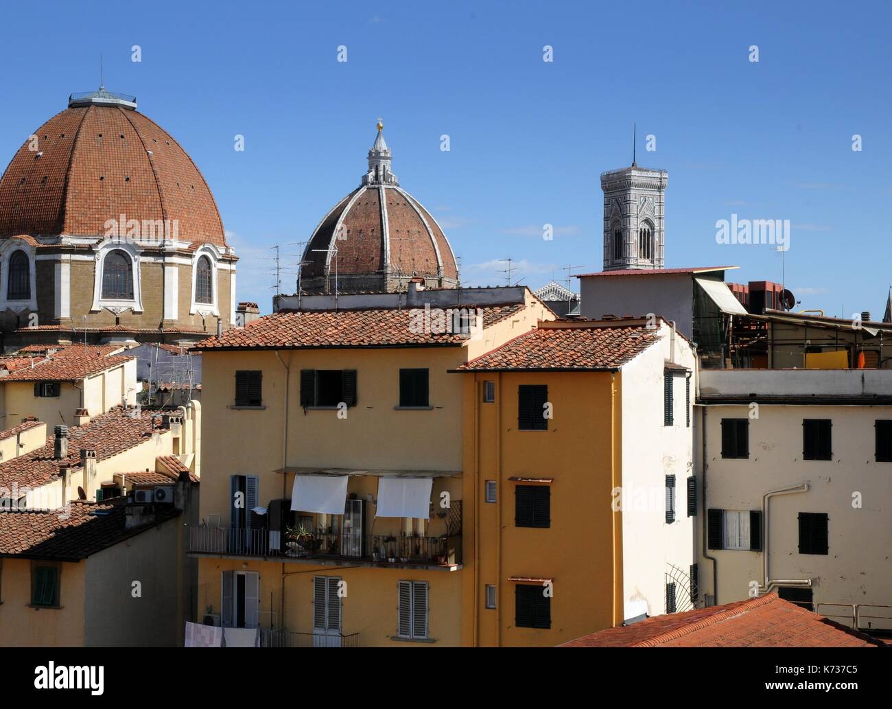 Blick auf basilica di san lorenzo in florenz Fotos und Bildmaterial