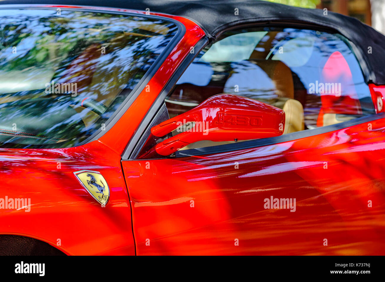 Roten Ferrari F430 Spider Sportwagen auf der Straße in den Hyde Park, Tampa, Florida, United States geparkt. Der Ferrari ist ein super Auto. Stockfoto