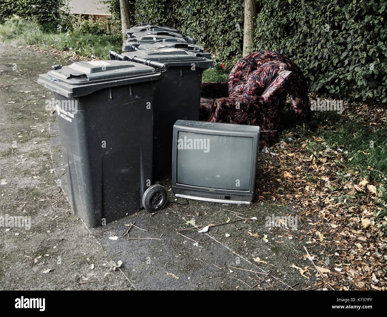 Müll von der Straße mit alten TV und Sofa Stockfoto