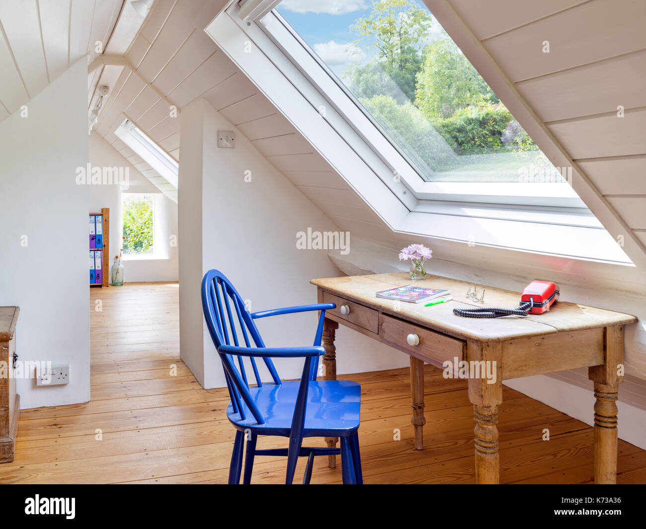 Ein helles und luftiges loft Conversion, erstellen eine große nutzbare Büroflächen mit Blick auf den Garten Stockfoto