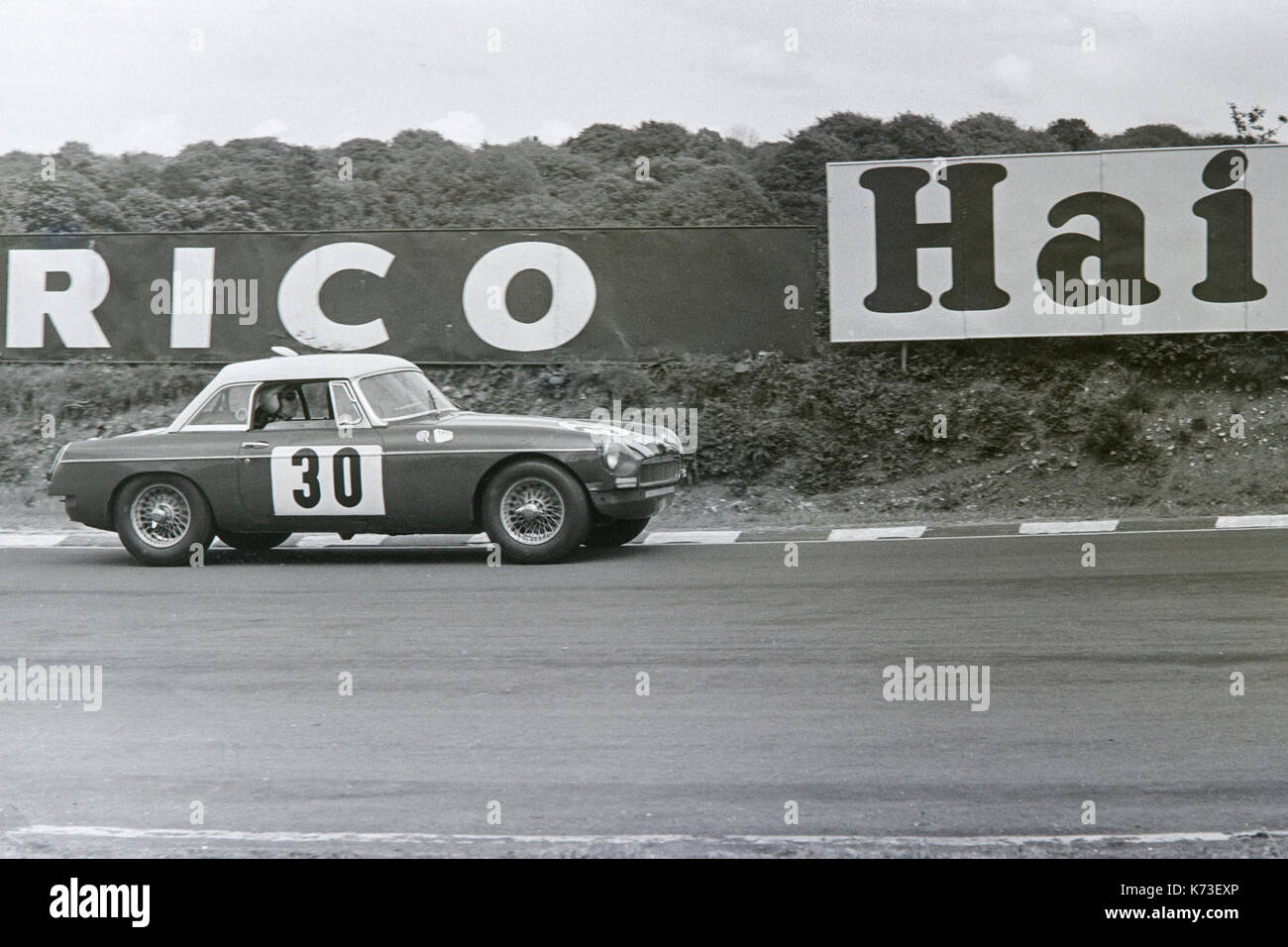 MGB-Rennen in Brands Hatch Rennstrecke in England während der 60er Jahre. Stockfoto