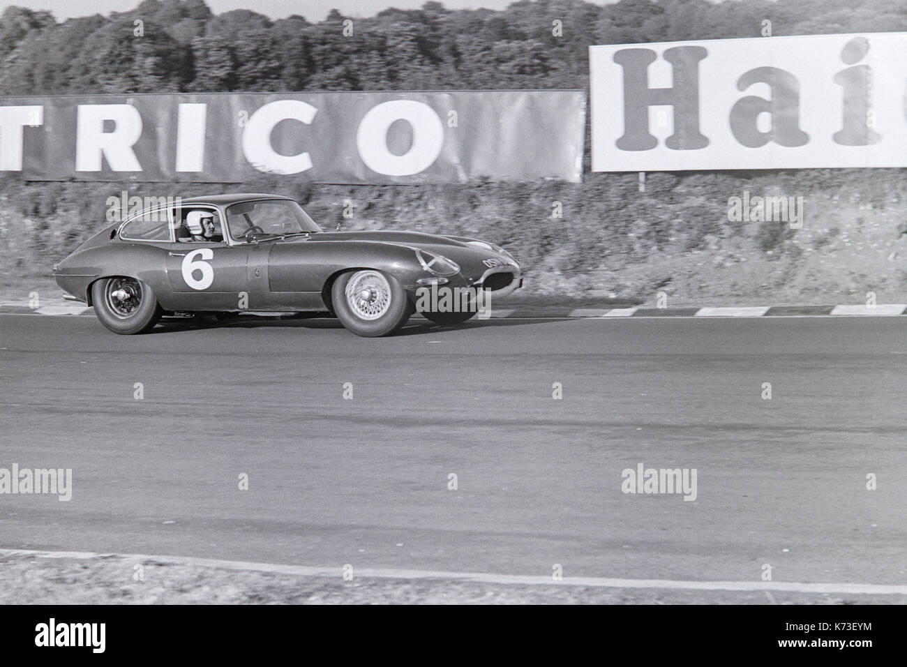 Jaguar E-Type das Rennen in Brands Hatch Rennstrecke in England während der 60er Jahre. Stockfoto
