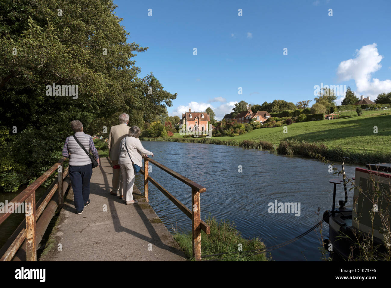 Kennet and Avon Canal in Kintbury Berkshire England UK. September 2017. Menschen auf dem Leinpfad Stockfoto