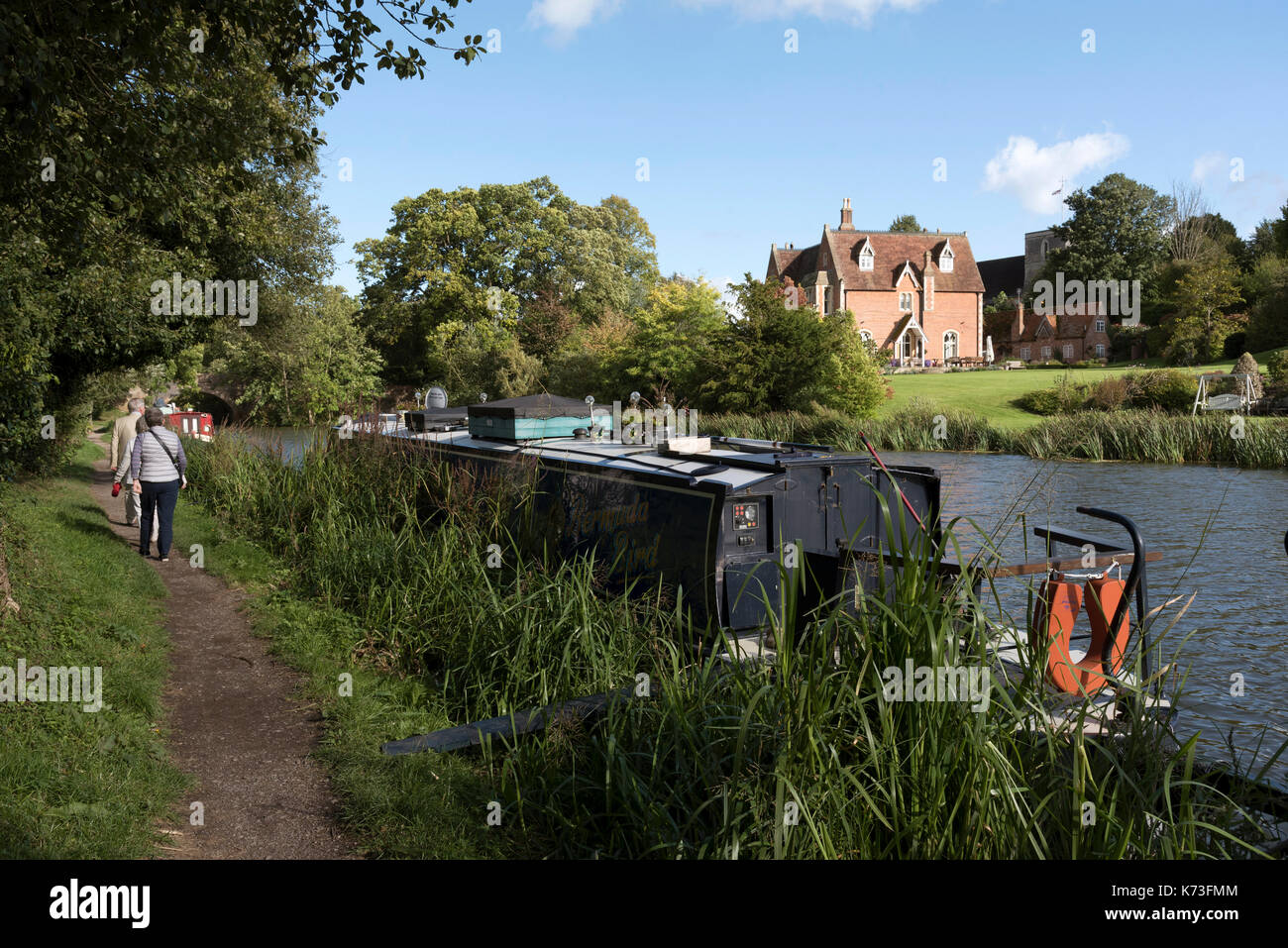 Kennet and Avon Canal in Kintbury Berkshire England UK. September 2017. Menschen auf dem Leinpfad Stockfoto