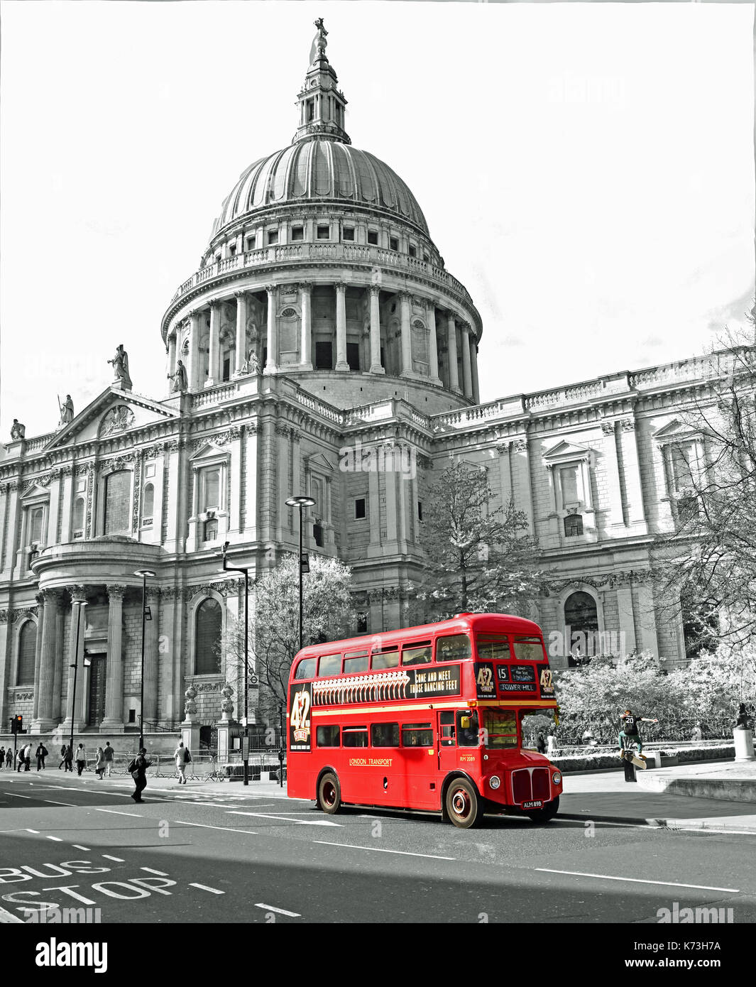 St. Paul's Cathedral und klassischer Londoner Bus Stockfoto