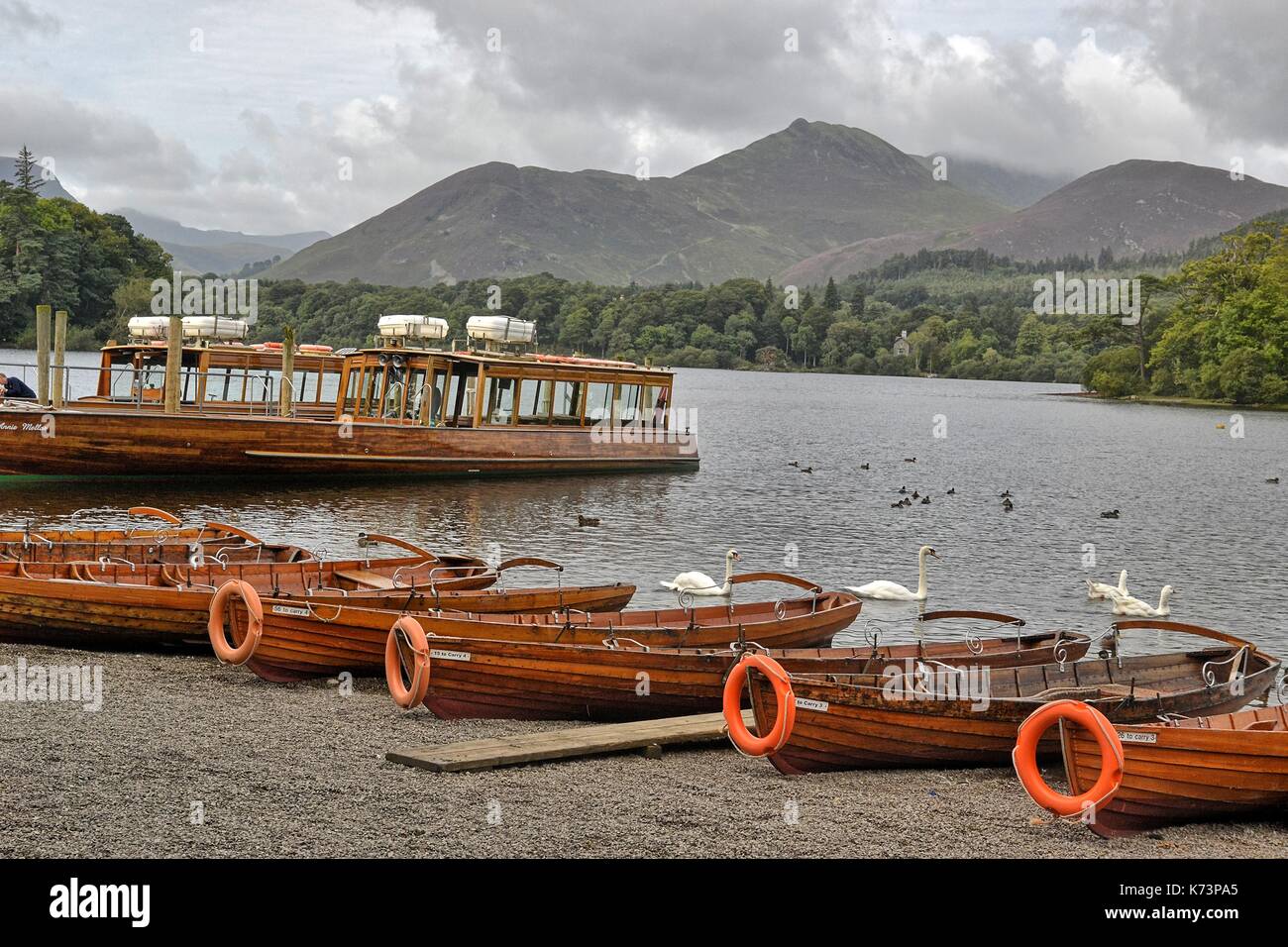 Ruderboote auf der Bank von Derwentwater, Lake District, Cumbria Stockfoto