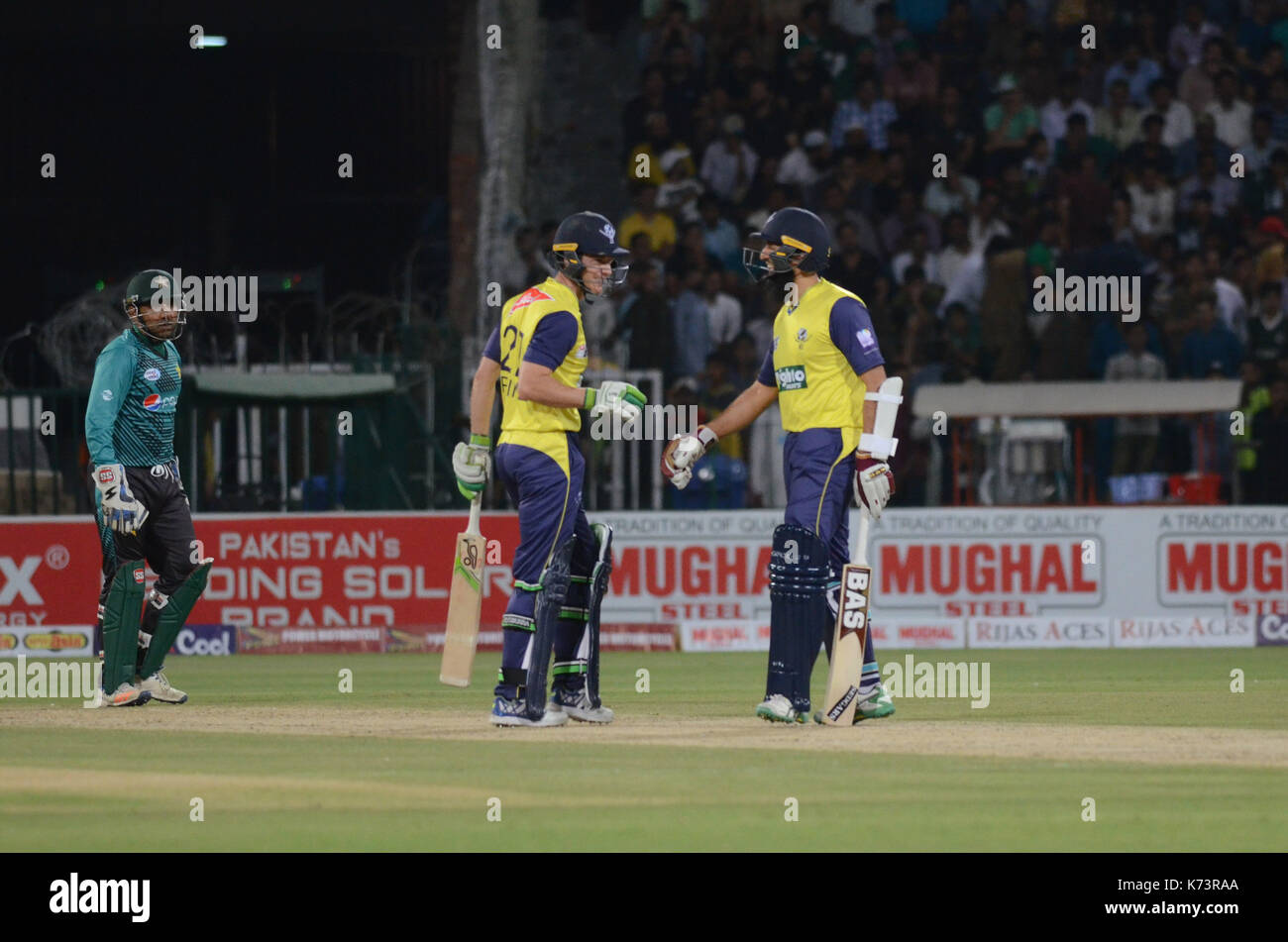 Lahore, Pakistan. 14 Sep, 2017. Ein Blick auf die zweite 20 20 Internationale Übereinstimmung zwischen der Welt XI und Pakistan bei der Gaddafi Cricket Stadion in Lahore. Welt XI beat Pakistan durch sieben Wickets in der zweiten 20 20 internationale Ebene die drei-match Serie bei 1-1. Credit: Rana Sajid Hussain/Pacific Press/Alamy leben Nachrichten Stockfoto