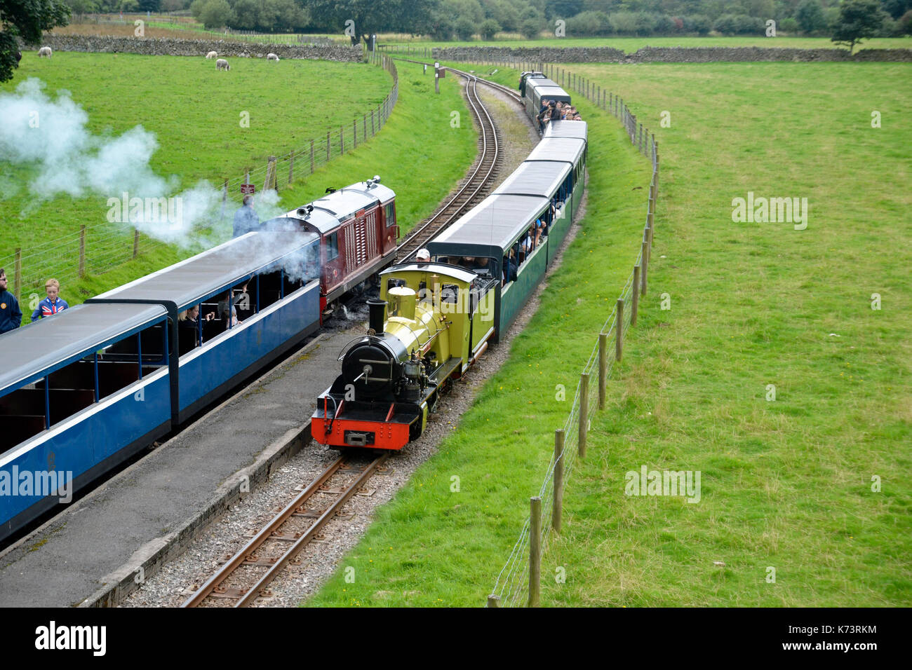 Züge, die auf der Ravenglass und Eskdale Valley Railway, Cumbria, Großbritannien Stockfoto