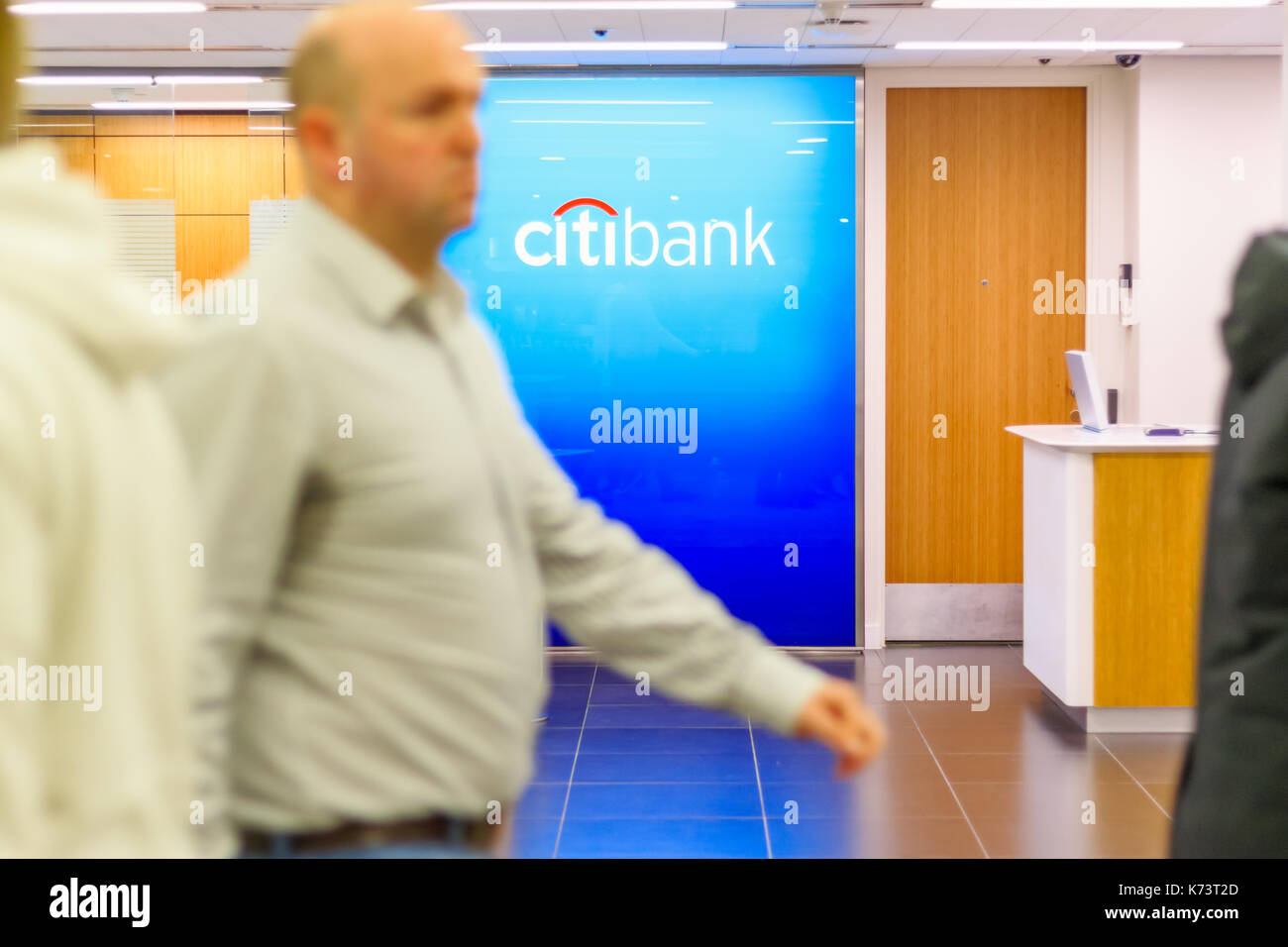 London, Großbritannien - 15 September, 2017 - Citibank Zeichen in einer Geschäftsstelle in Canary Wharf mit Passanten in den Vordergrund Stockfoto