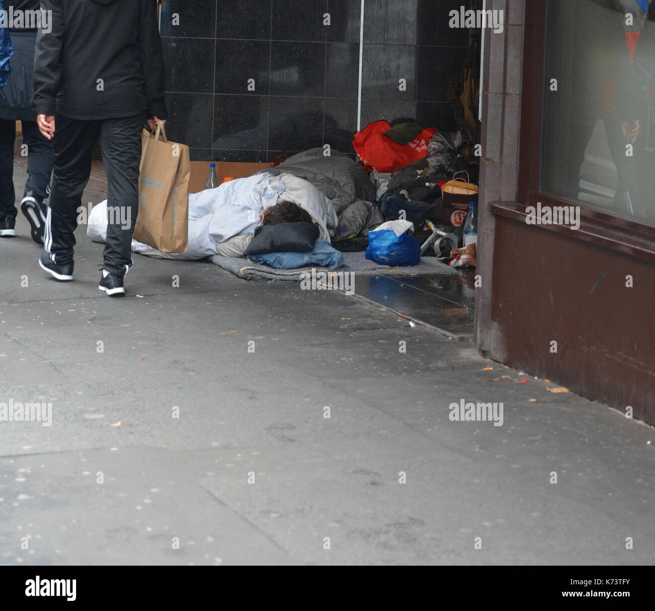 Obdachlose in eine Tür schlafen in der Stadt während der Tag, Manchester UK Stockfoto