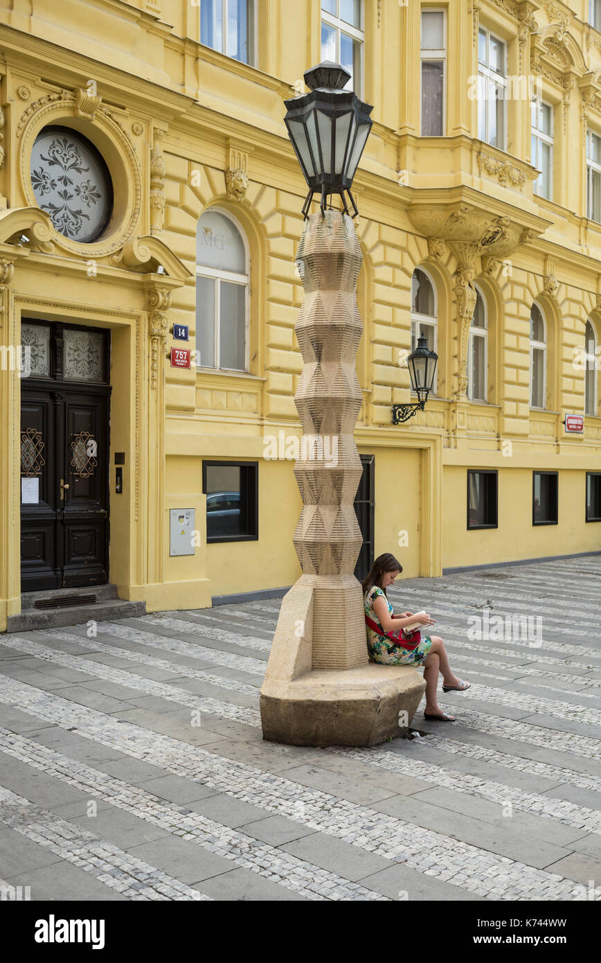 Prag. Der Tschechischen Republik. Kubistische Lamp Post, auf Jungmannovo náměstí, entworfen von tschechischen Architekten Emil Králíček (1877-1930), 1912-1913. Stockfoto